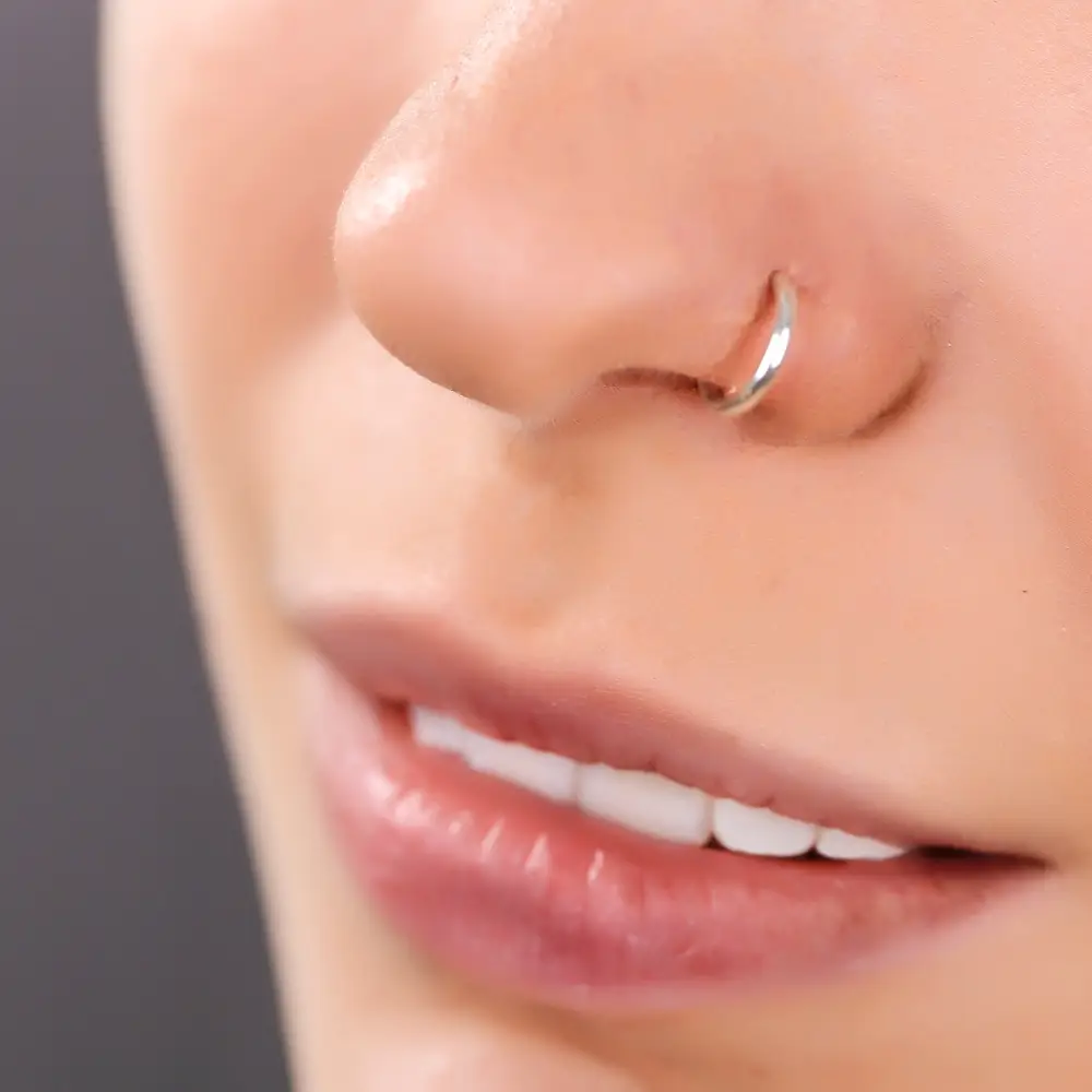 Signes de guérison d'un piercing nasal : comment s'assurer qu'il a bien cicatrisé