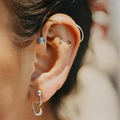 Le guide complet des piercings d'oreille pour exprimer votre style unique !