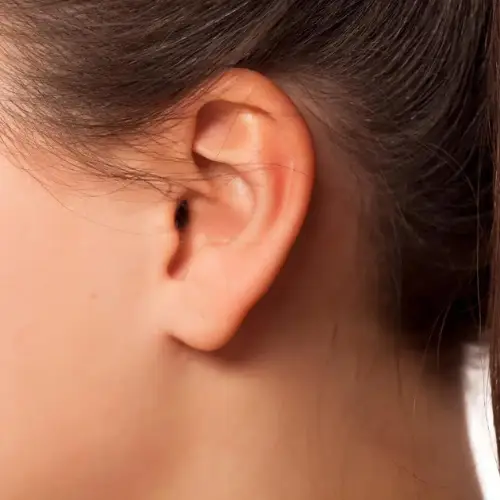 Comment déboucher un trou de boucle d’oreille ? Les meilleures astuces et techniques
